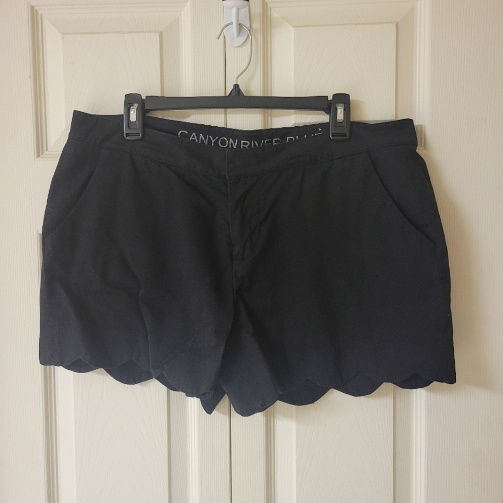 Canyon River Blues Size 16 Black Scalloped Shorts